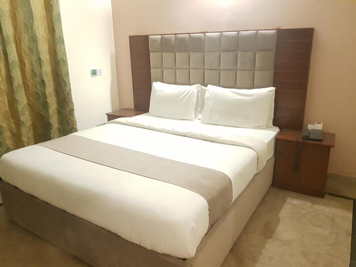 Hotel Sherition 1 Lahore Exterior photo